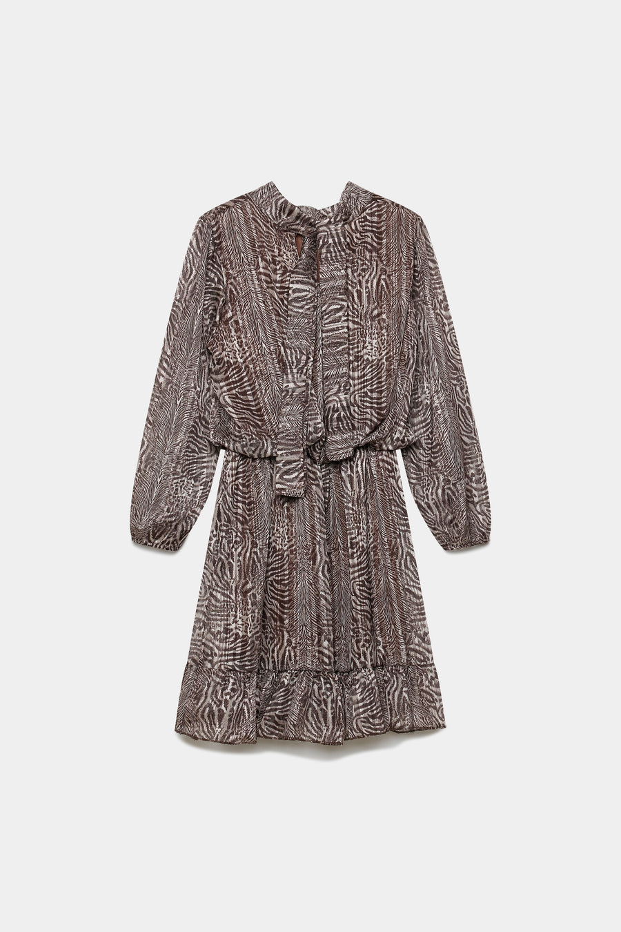 Robe courte fluide animal print présentée, soulignant sa texture légère et son confort.