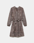 Robe courte fluide animal print présentée, soulignant sa texture légère et son confort.