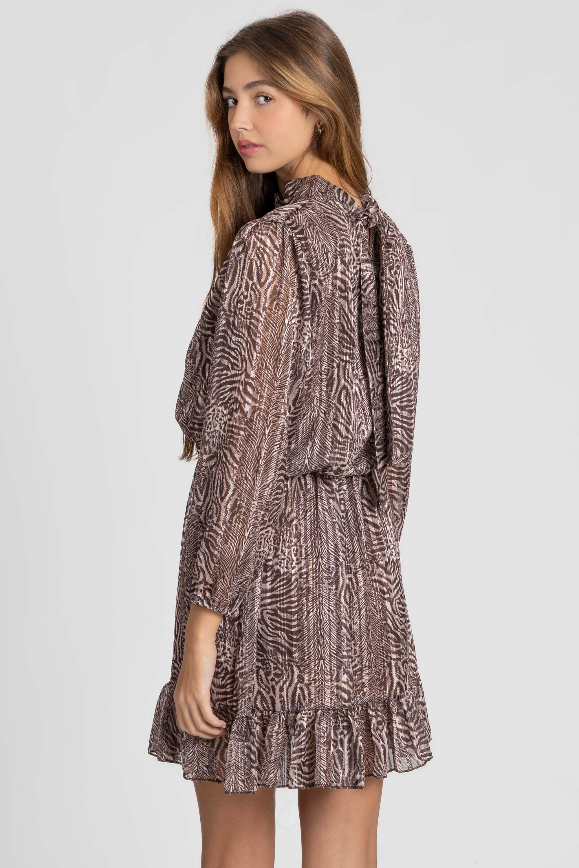 Femme avec une robe courte fluide animal print vue de dos, montrant la taille élastique et les manches longues.