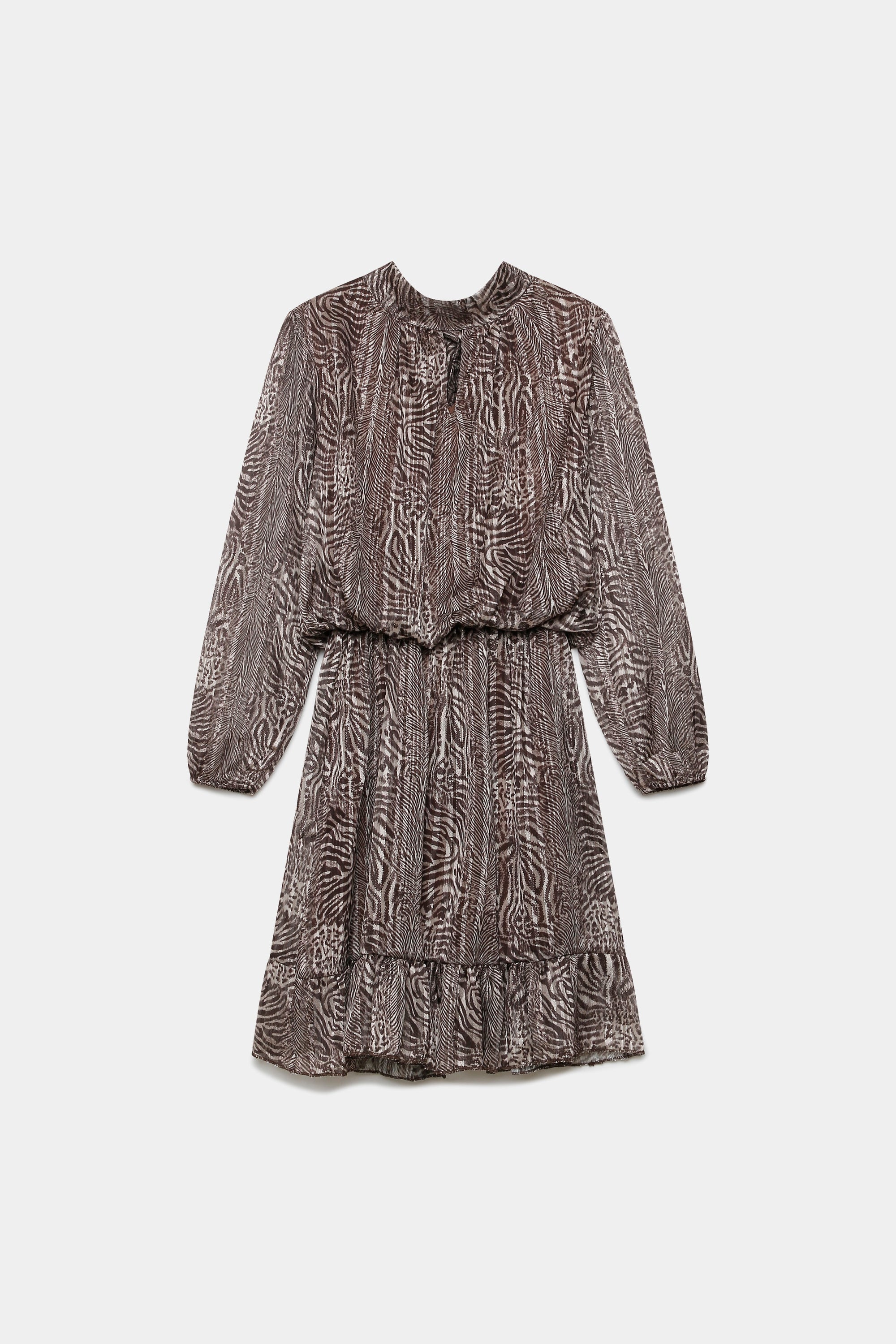 Robe courte fluide animal print sur fond blanc, mettant en avant son motif élégant et sa coupe moderne.