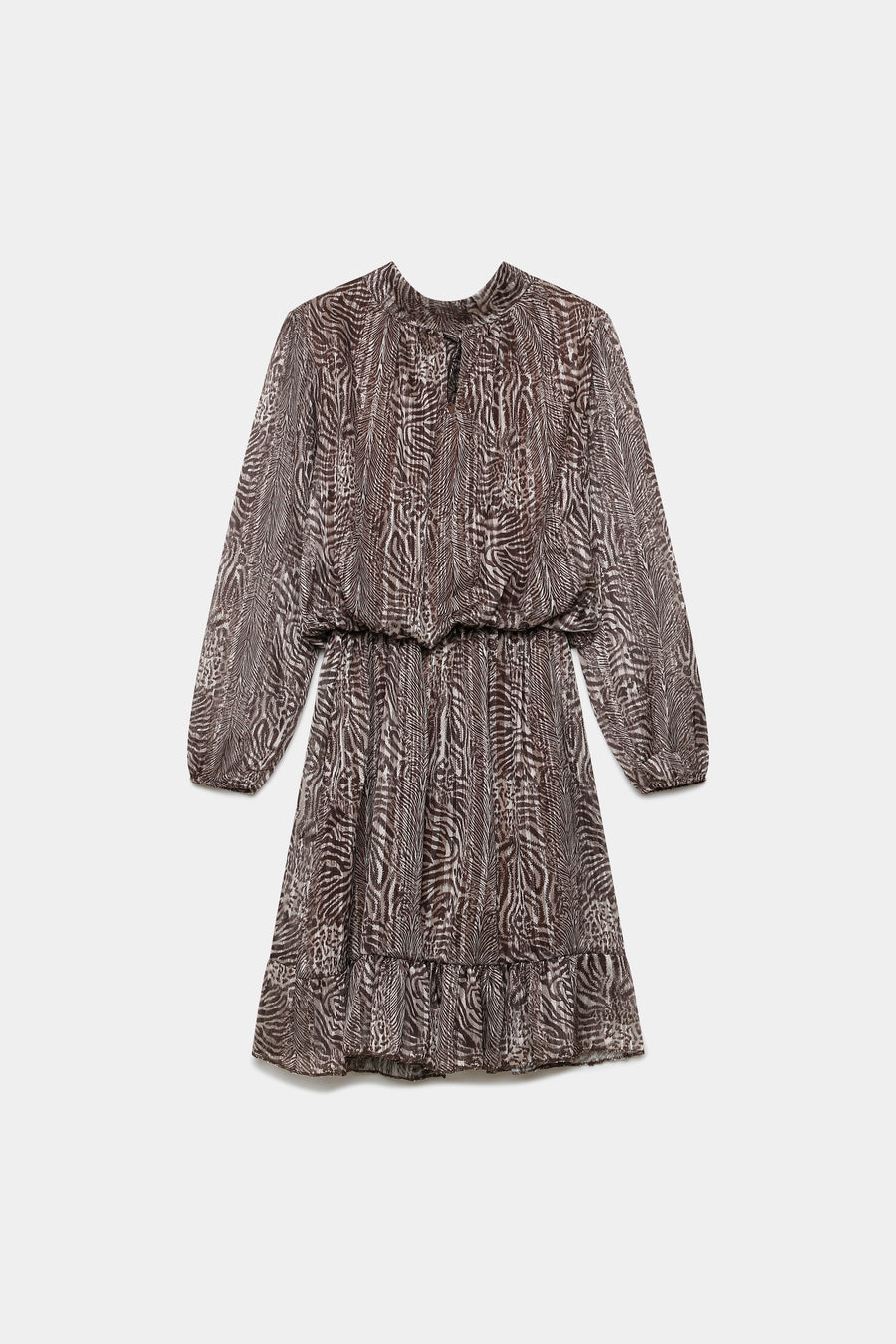 Robe courte fluide animal print sur fond blanc, mettant en avant son motif élégant et sa coupe moderne.