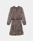 Robe courte fluide animal print sur fond blanc, mettant en avant son motif élégant et sa coupe moderne.