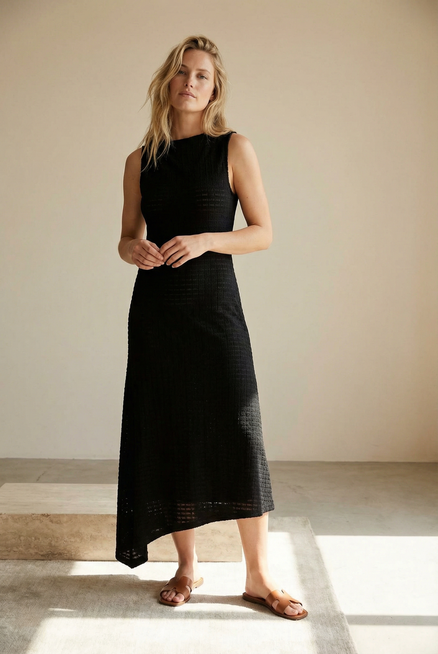 Robe en maille noire asymétrique vue principale