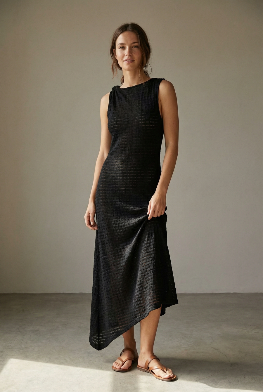 Robe en maille noire asymétrique vue de profil