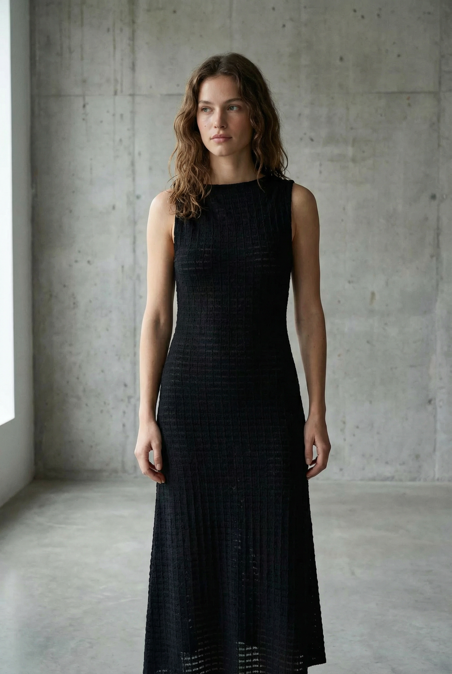 Robe en maille noire asymétrique détail du produit