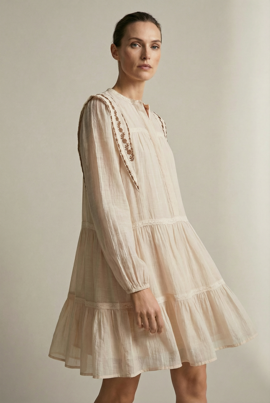 Robe fluide brodée élégante – Manches longues