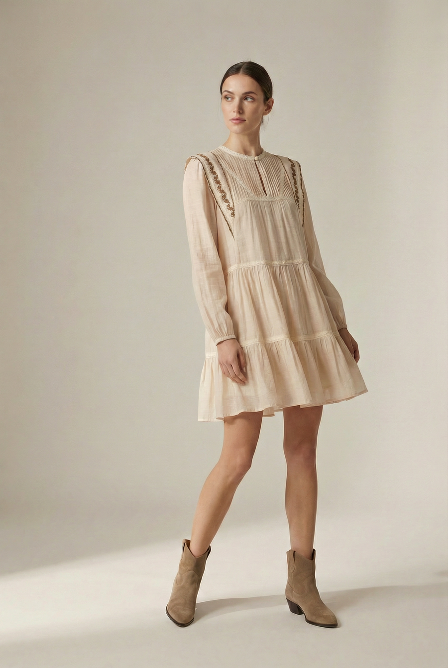 Robe fluide brodée élégante – Manches longues