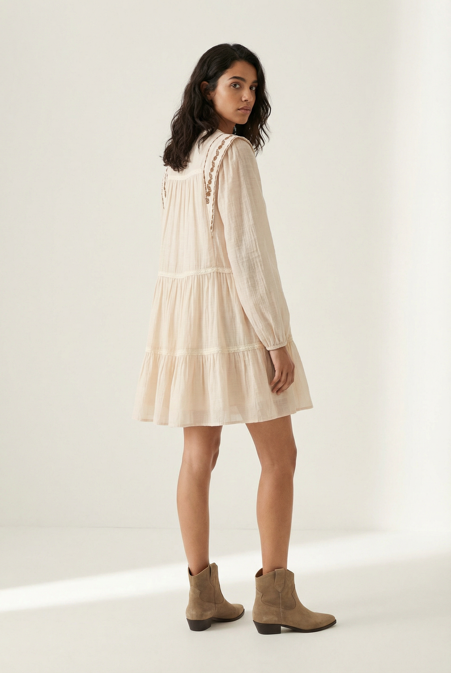 Robe fluide brodée élégante – Manches longues