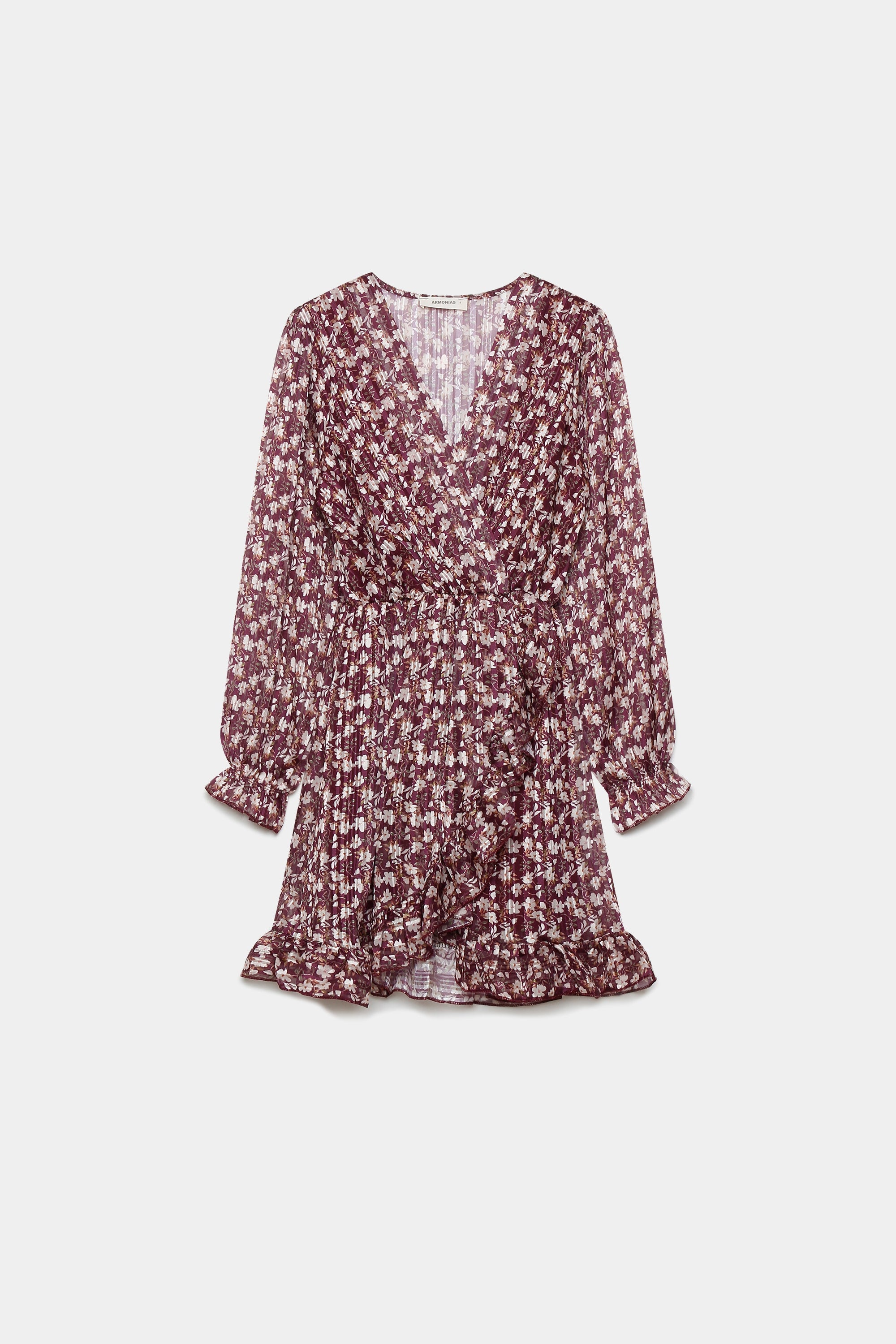 Robe fluide fleurie bordeaux sur fond blanc,  avec un accent sur sa coupe et son design délicat.