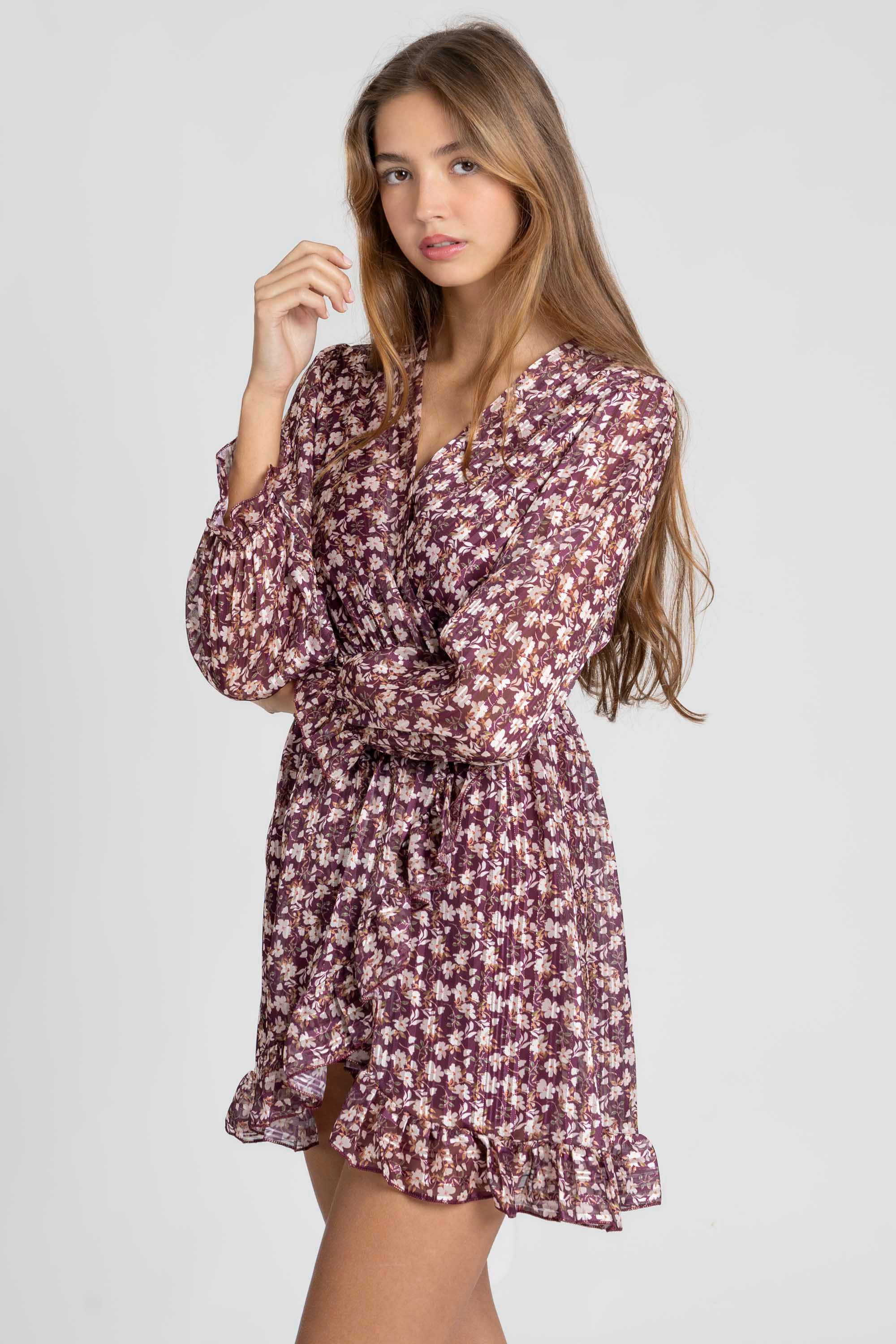 Détail de la robe fluide fleurie bordeaux, vue rapprochée de sa texture et de son imprimé.