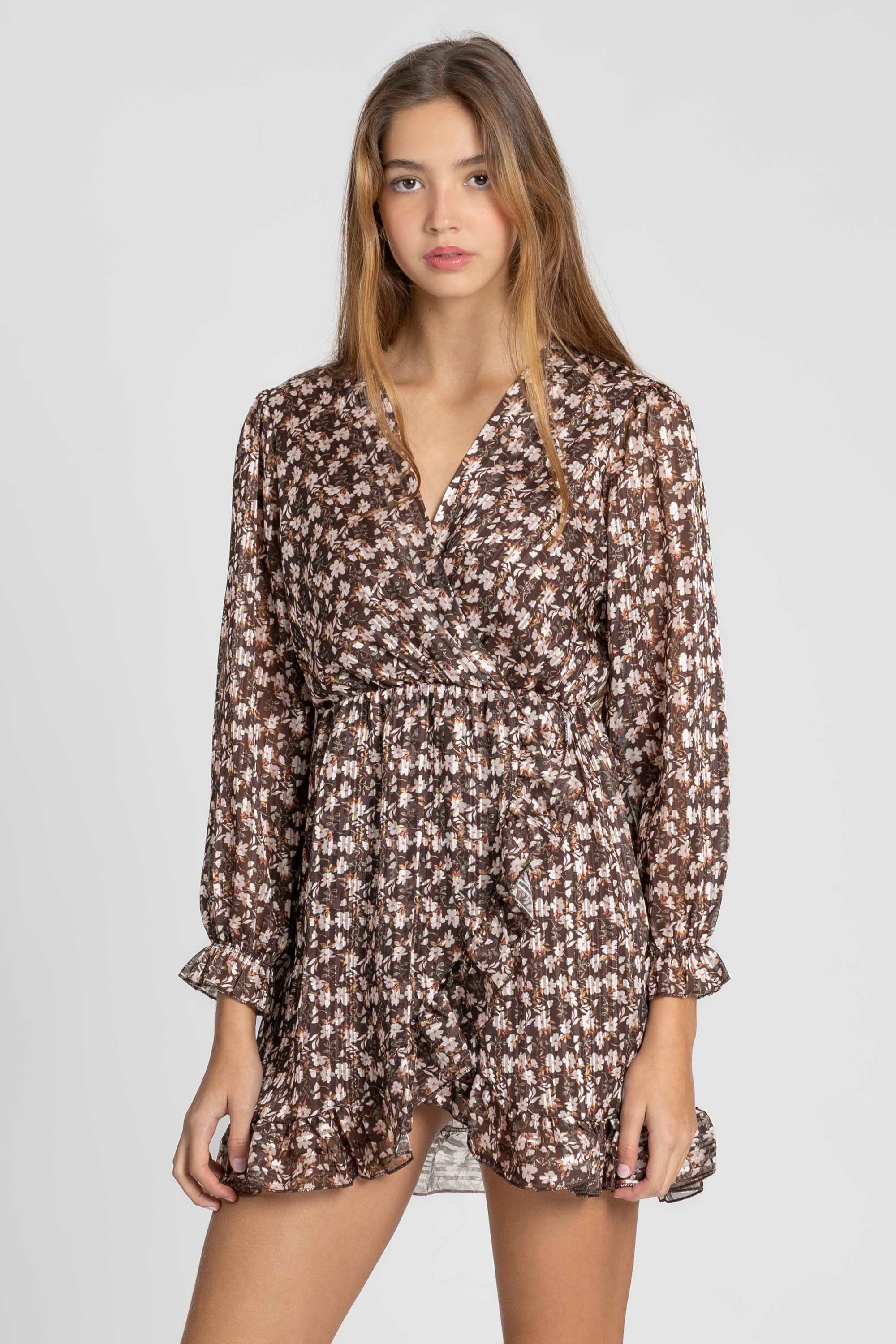 Détail de la robe fluide fleurie, mettant en avant son décolleté en V et son motif délicat.