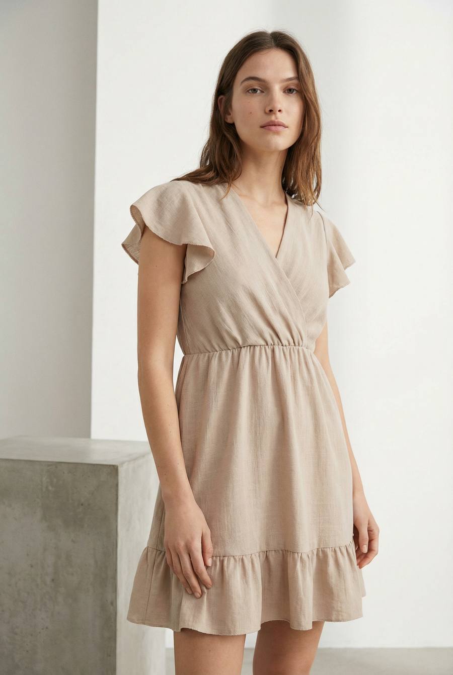 Robe fluide manches courtes en polyester légère — coupe féminine, modèle beige, posée de façon stylée.
