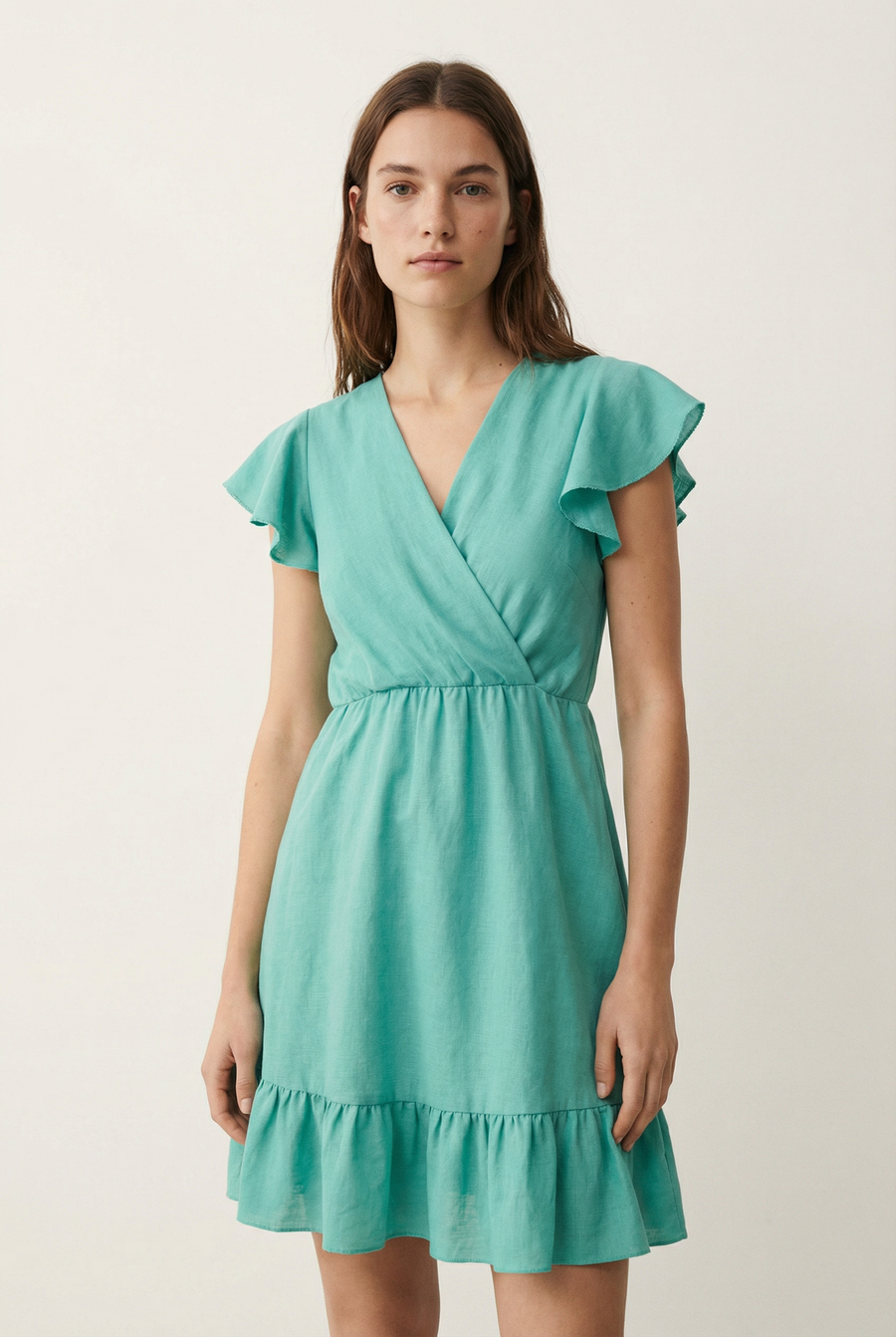 Robe fluide manches courtes en polyester légère — coupe féminine, modèle turquoise présentée de face.