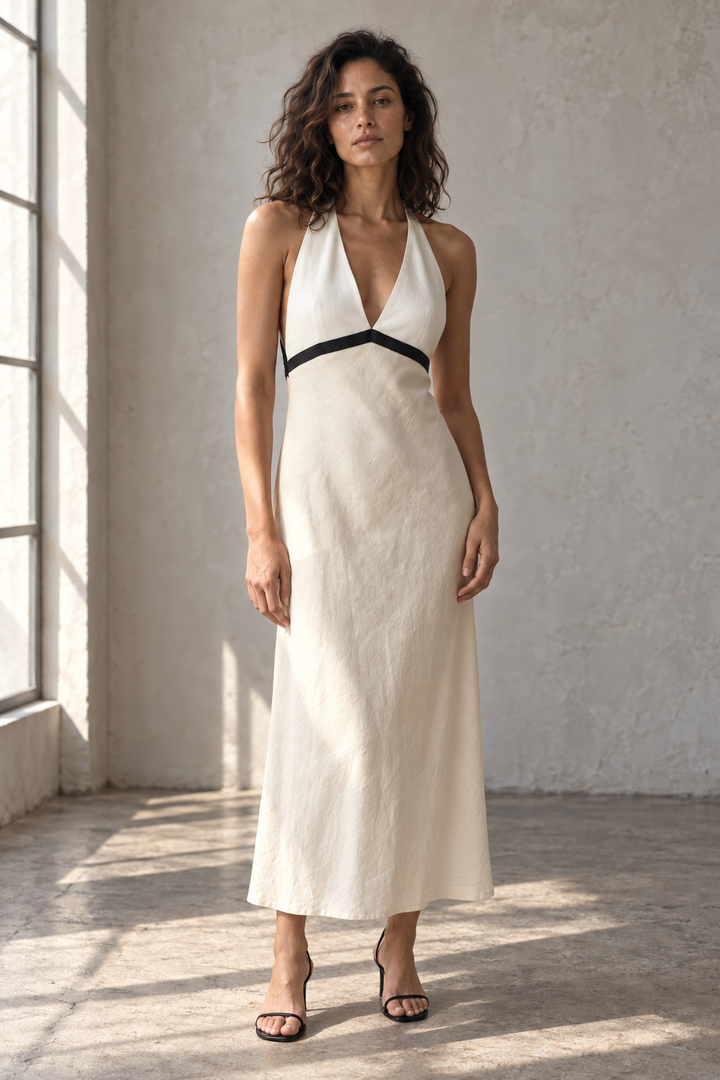 Robe longue écrue à décolleté V et bande noire sous la poitrine, portée de face