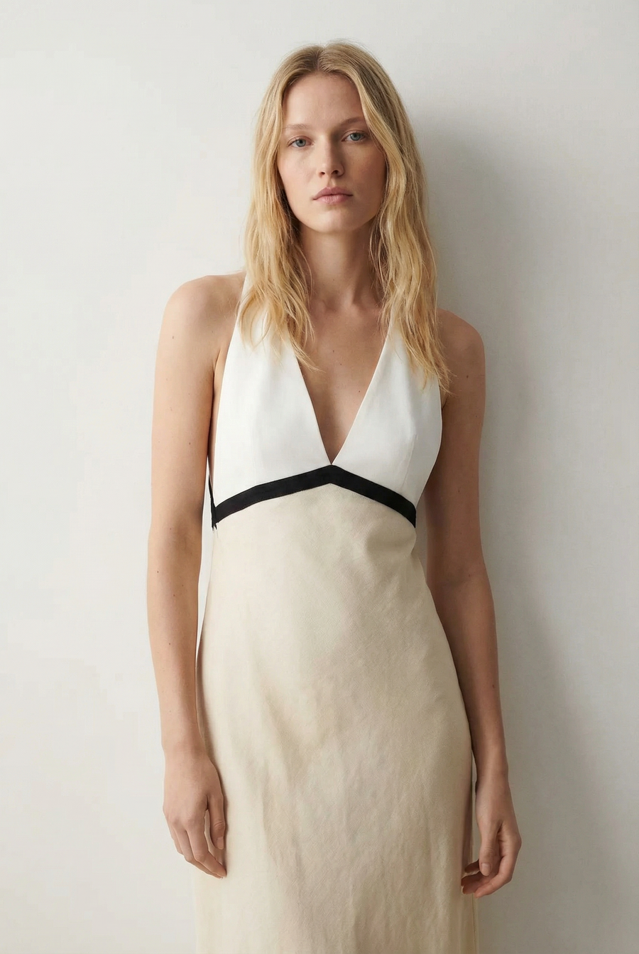 Vestido largo de lino crudo con espalda descubierta, escote pronunciado y tirantes cruzados negros