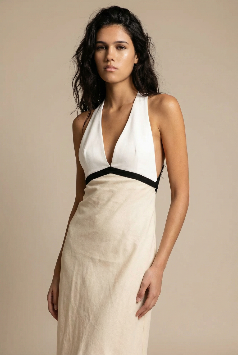Vestido largo de lino crudo con espalda descubierta, escote pronunciado y tirantes cruzados negros