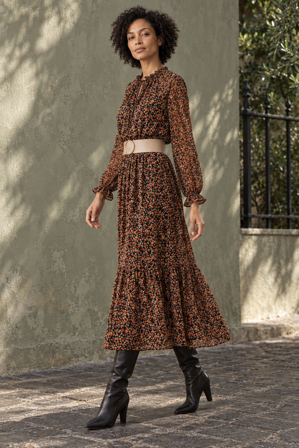 Robe longue fleurie coupe ample vue de profil