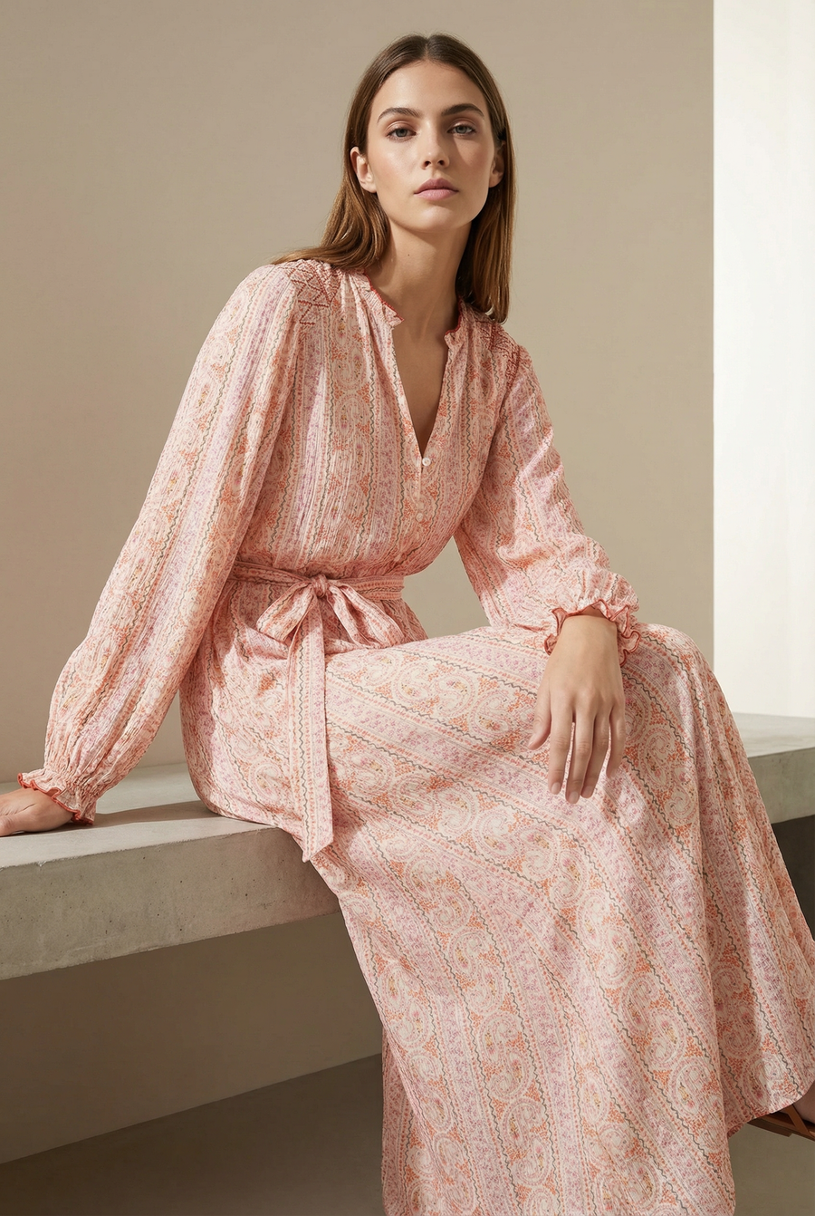 Robe longue fluide imprimée avec ceinture rose