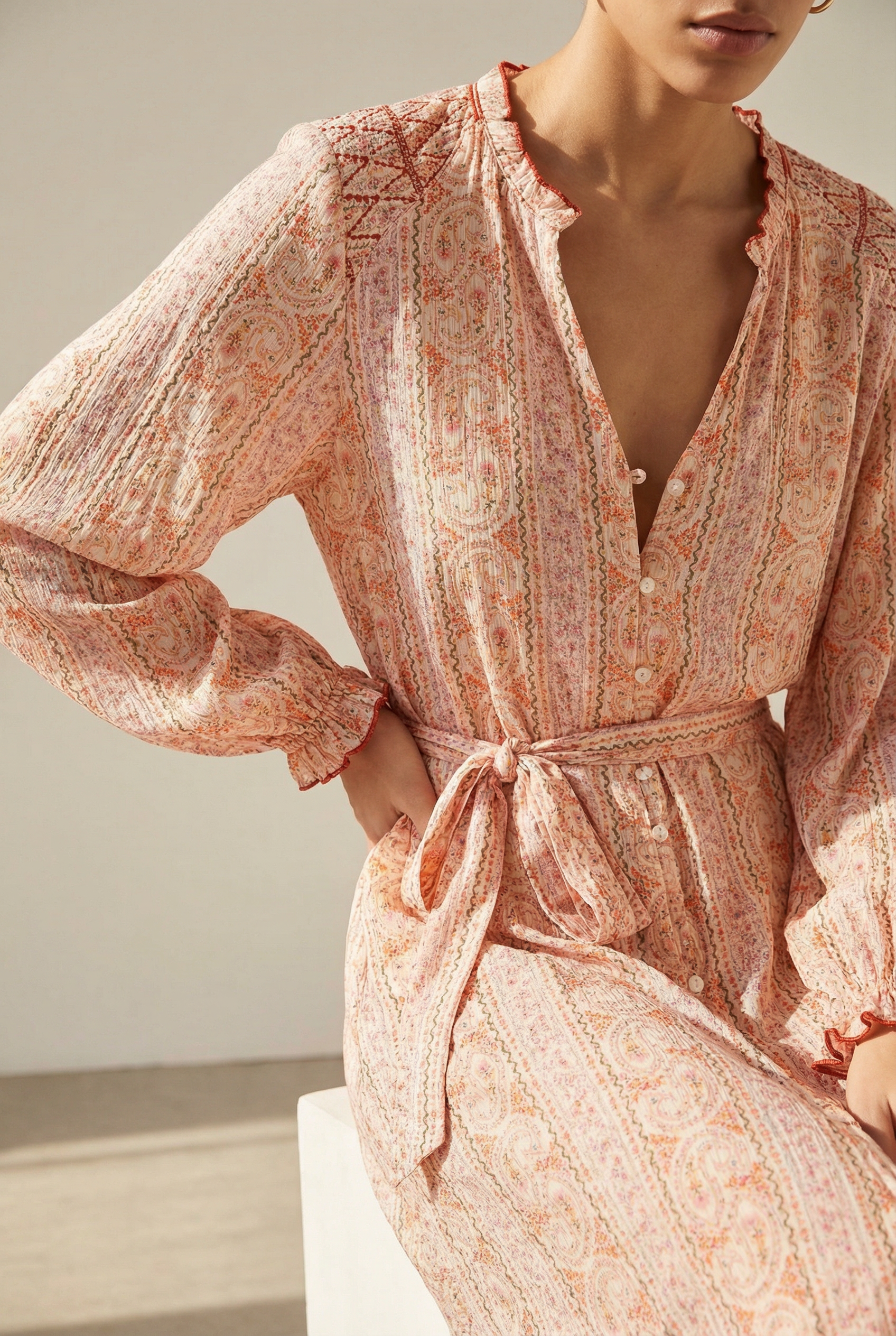 Robe longue fluide imprimée avec ceinture rose