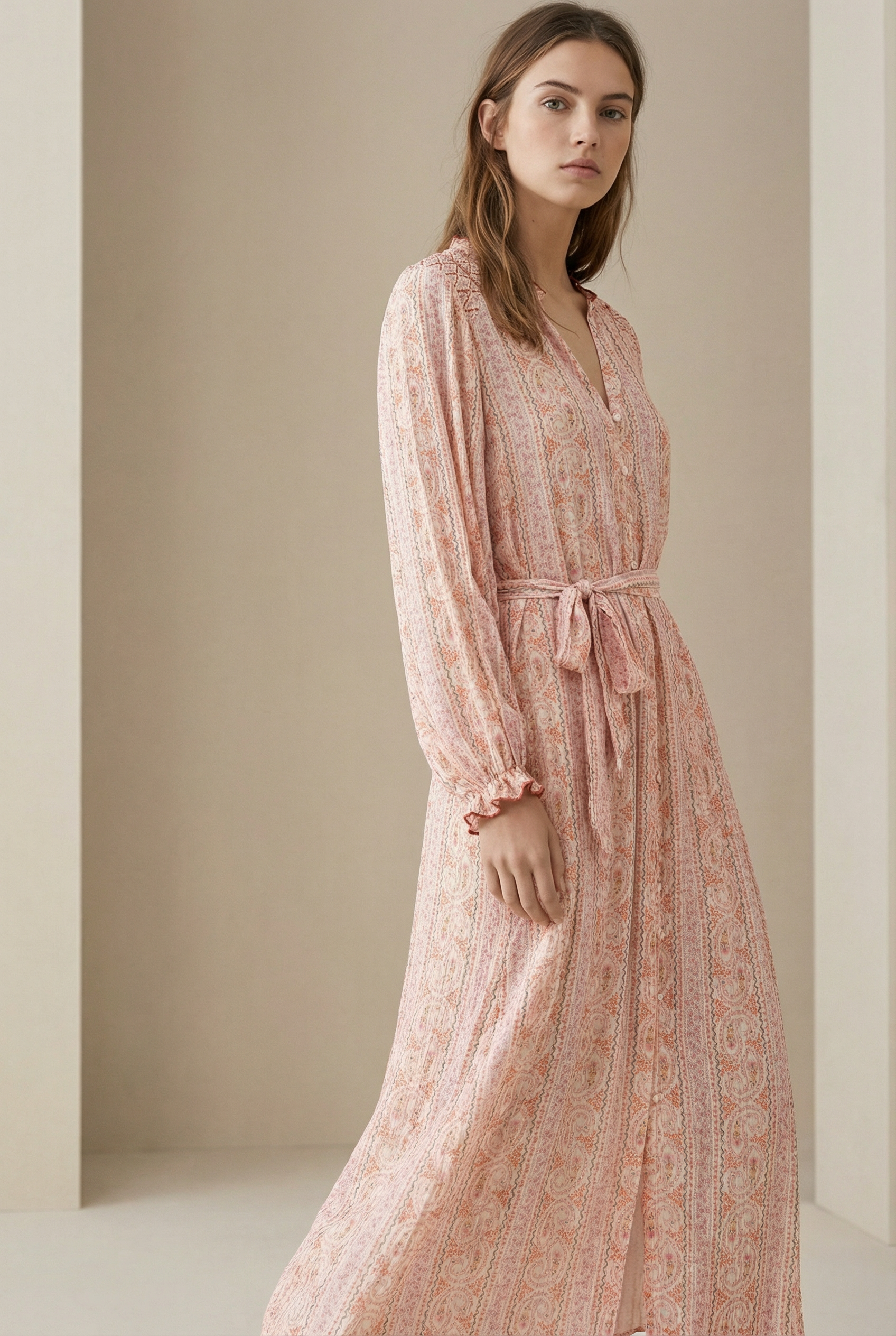 Robe longue fluide imprimée avec ceinture rose