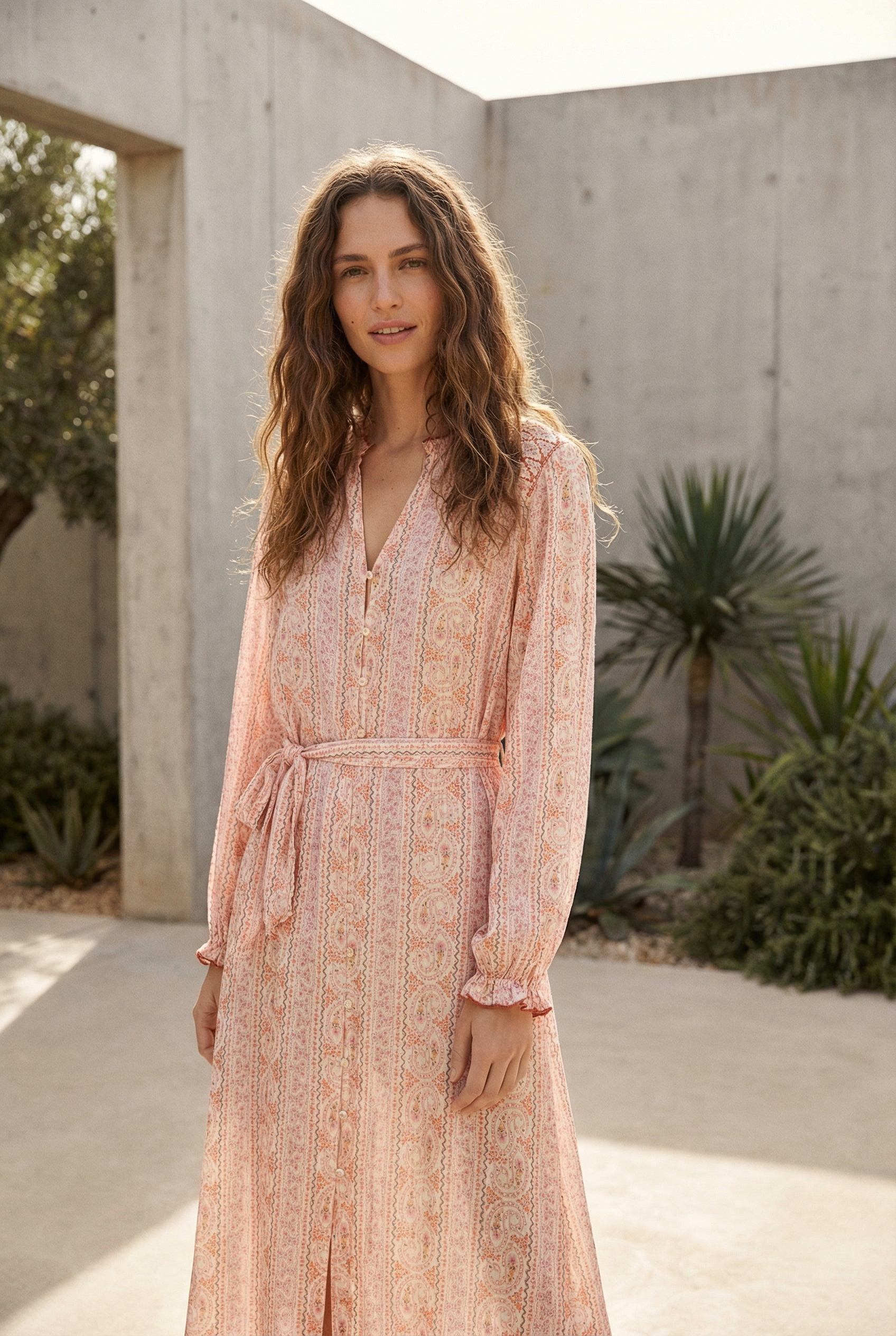 Robe longue fluide imprimée avec ceinture rose