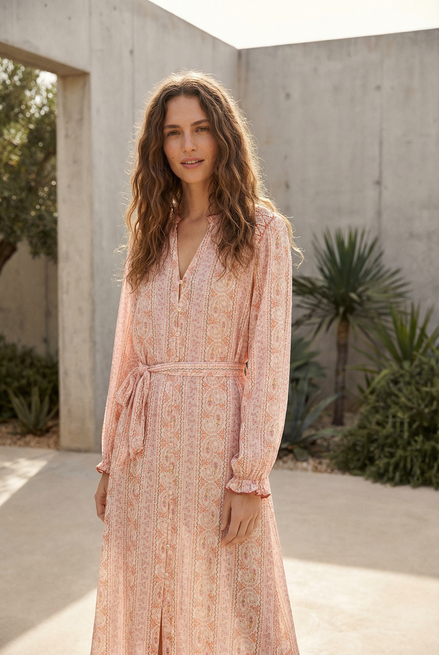 Robe longue fluide imprimée avec ceinture rose