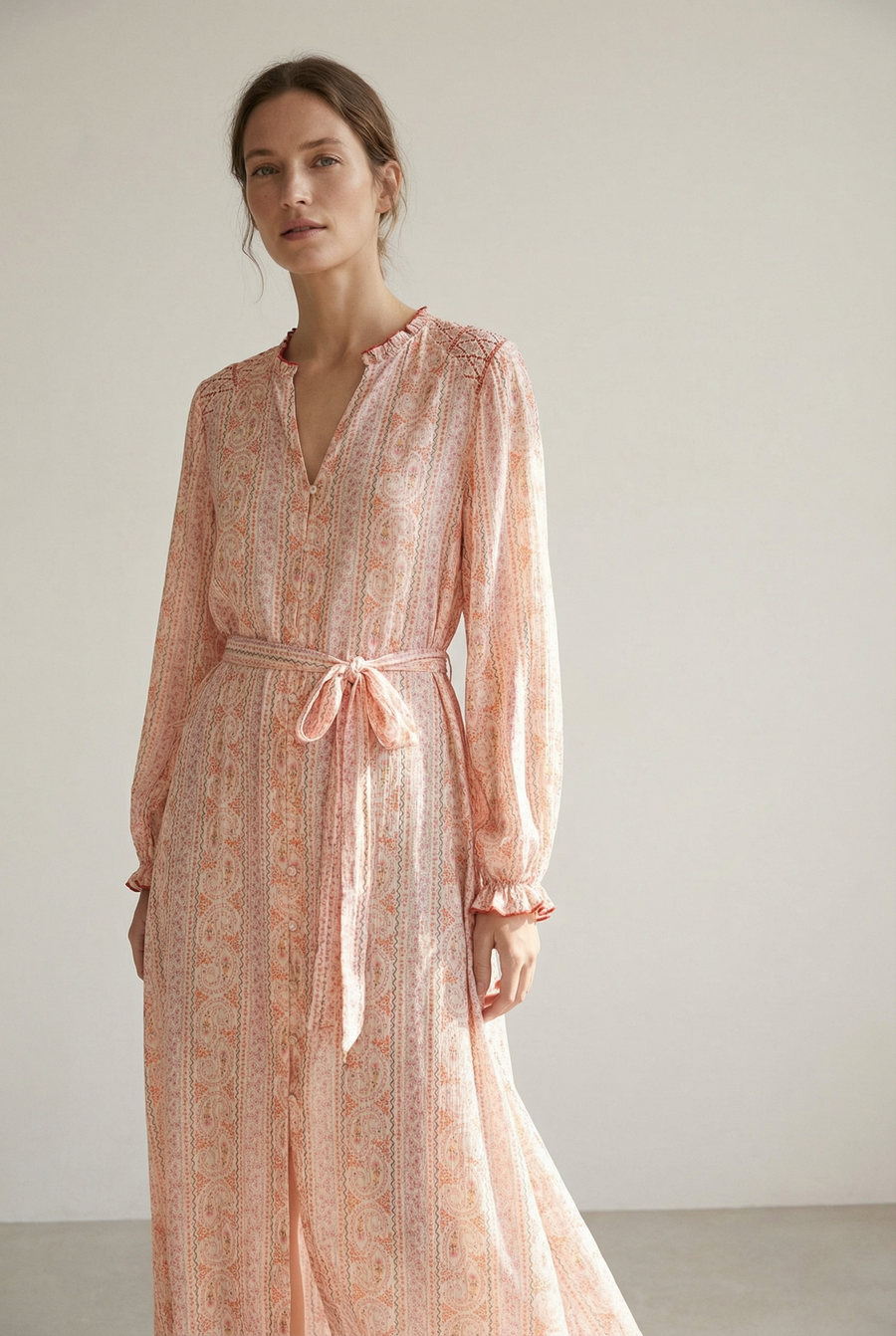 Robe longue fluide imprimée avec ceinture rose