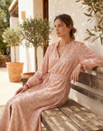 Robe longue fluide imprimée avec ceinture rose