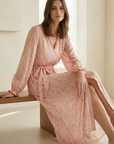 Robe longue fluide imprimée avec ceinture rose