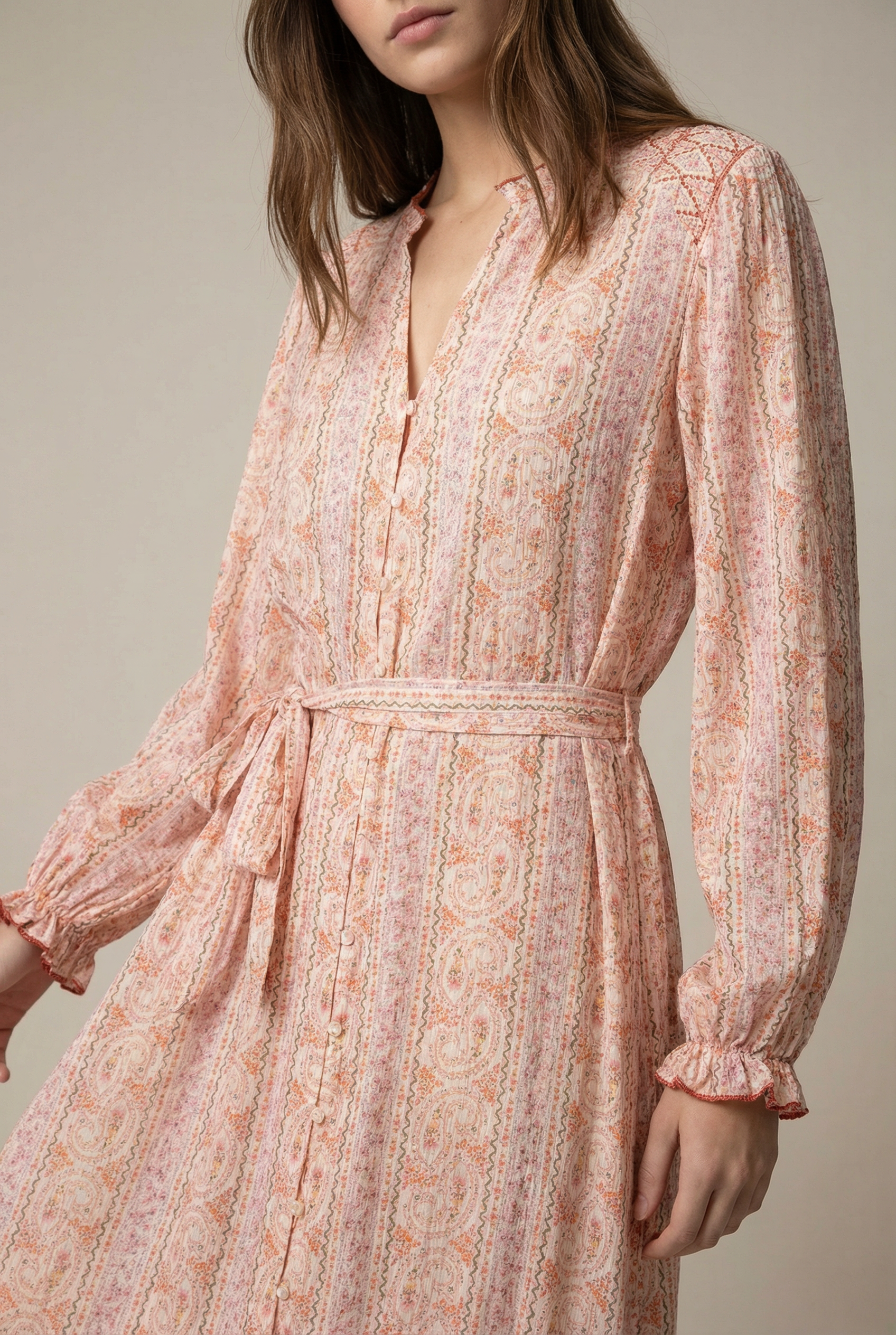 Robe longue fluide imprimée avec ceinture rose