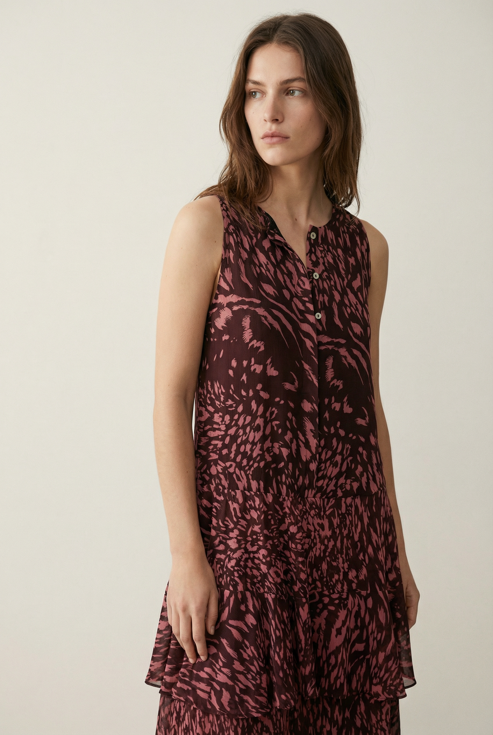 Robe longue imprimée à volants sans manches marron, modèle femme, devant avec détails de boutonnage.