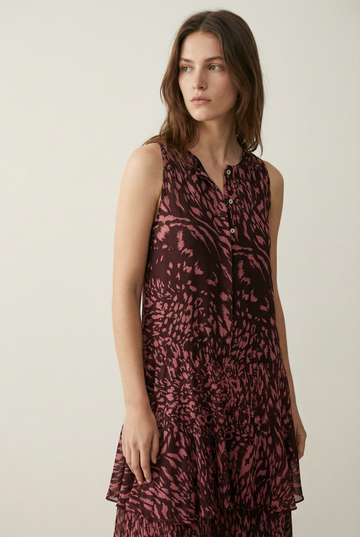 Robe longue imprimée à volants sans manches marron, modèle femme, devant avec détails de boutonnage.