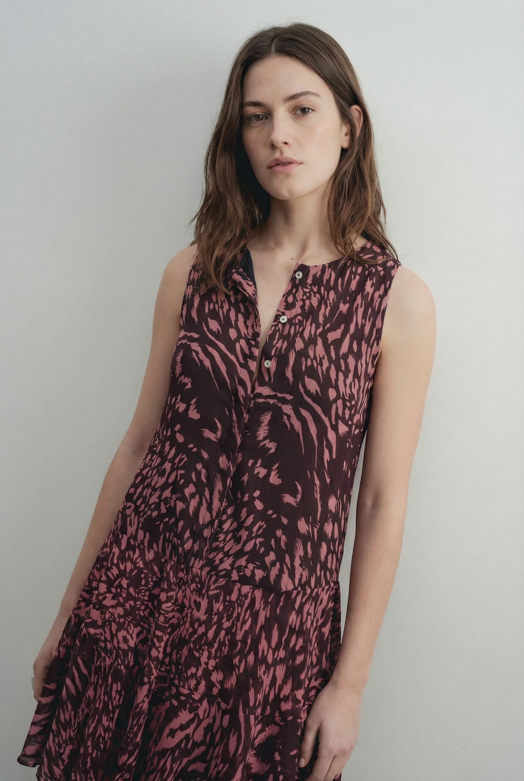 Robe longue imprimée à volants sans manches marron, mettant en avant la texture et l'imprimé subtil, vue de près.