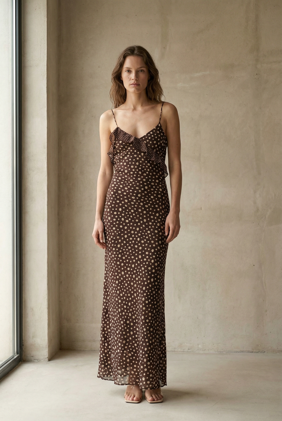 Robe longue marron dos nu à pois blancs