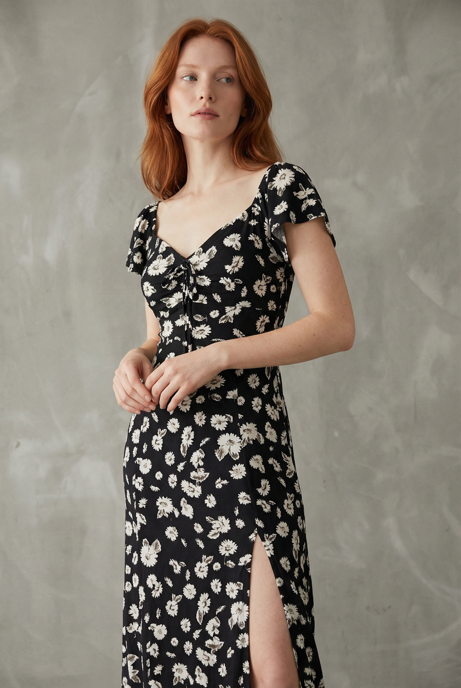 Robe longue noire à imprimé floral fendue côté élégante