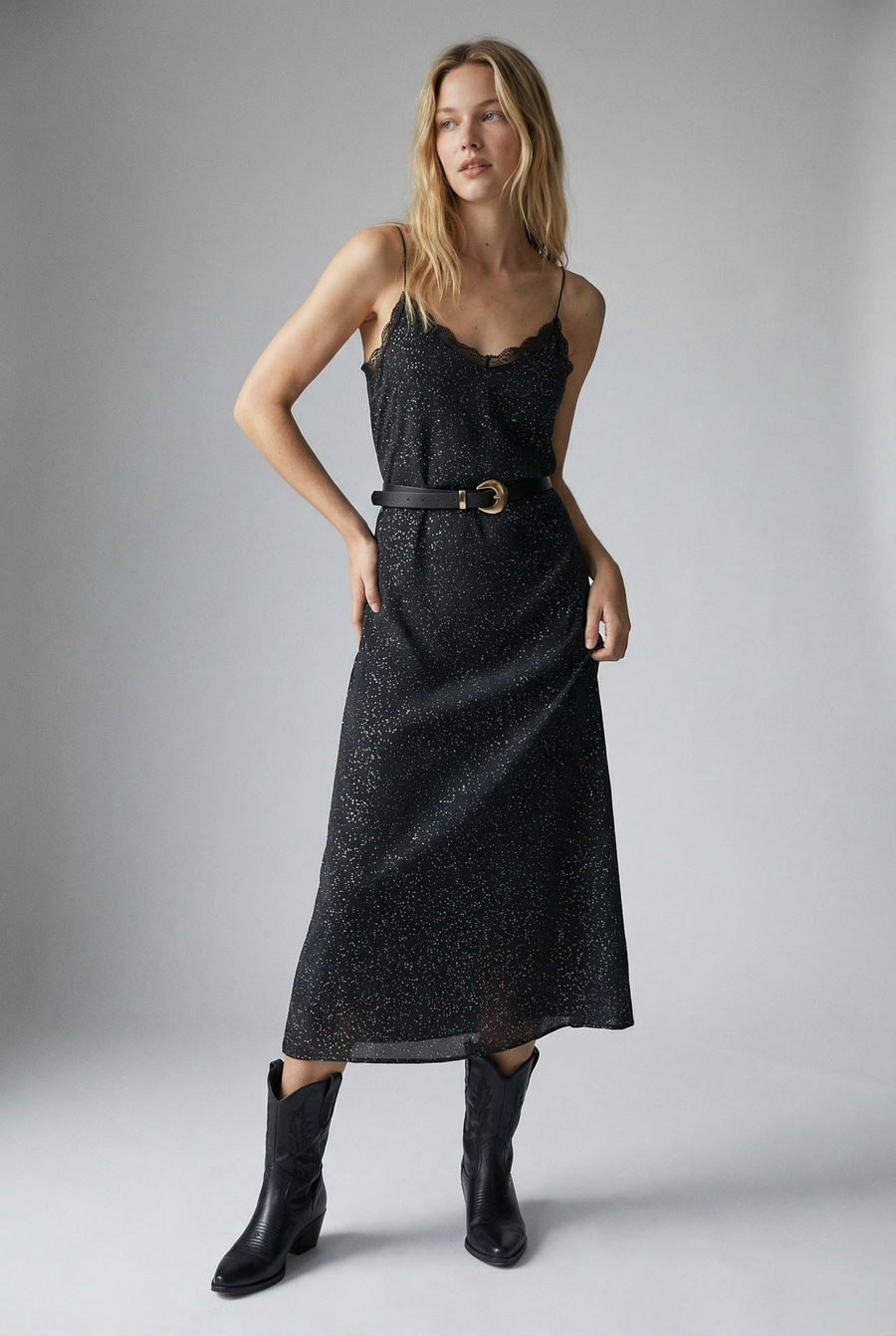 Robe longue noire brillante à fines bretelles