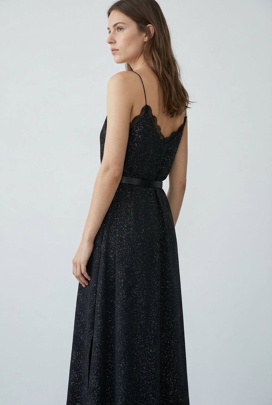 Robe longue noire brillante à fines bretelles