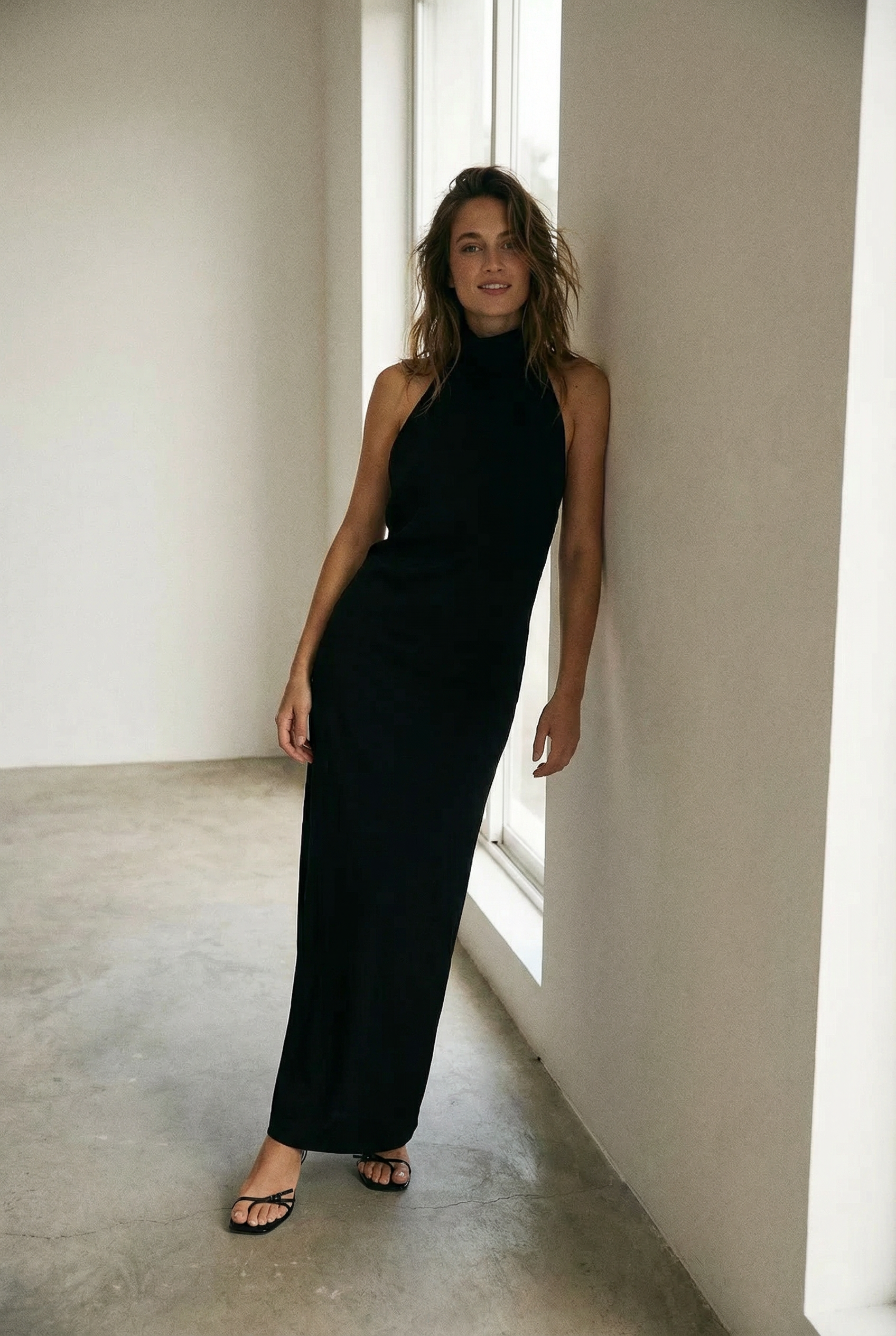 Vestido largo acampanado con cuello halter negro para bodas civiles y veladas elegantes.