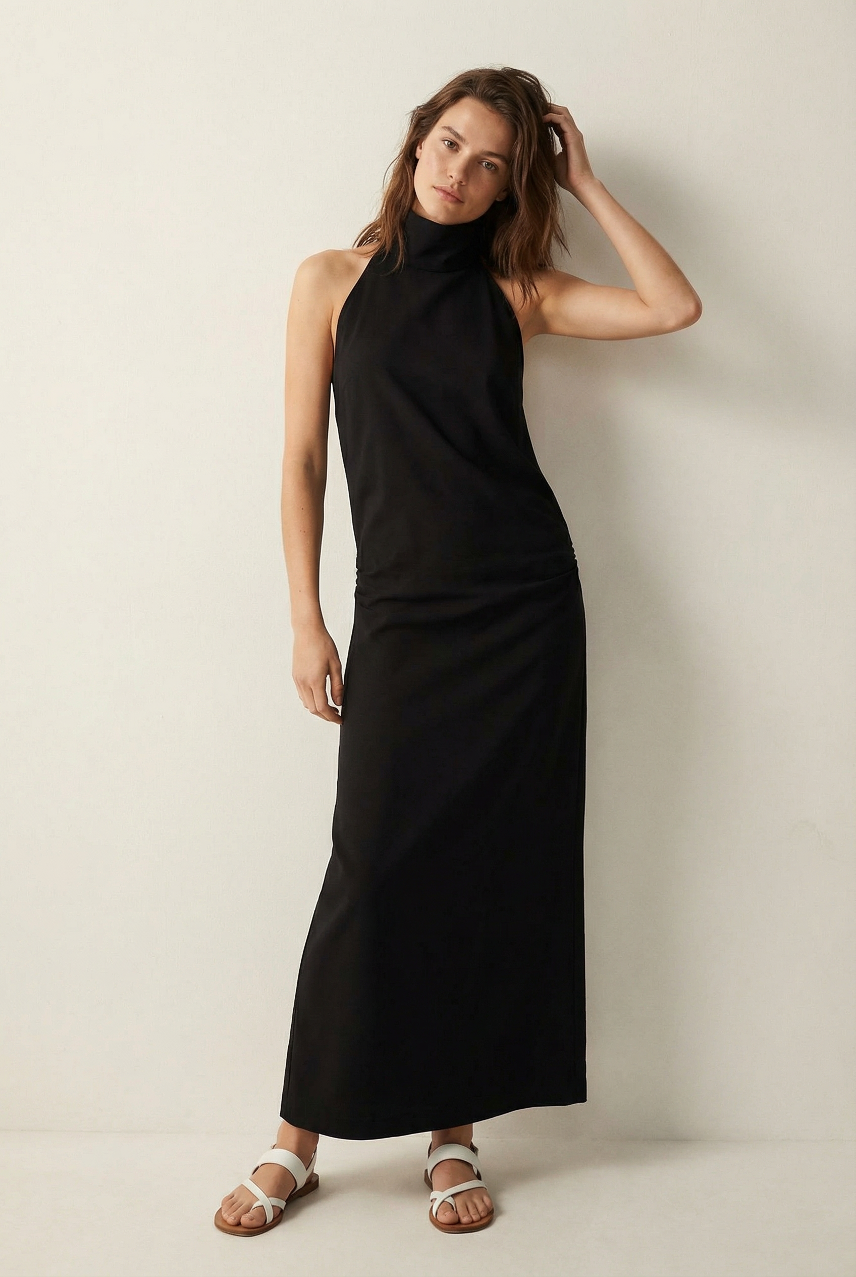 Vestido largo acampanado con cuello halter negro para bodas civiles y veladas elegantes.