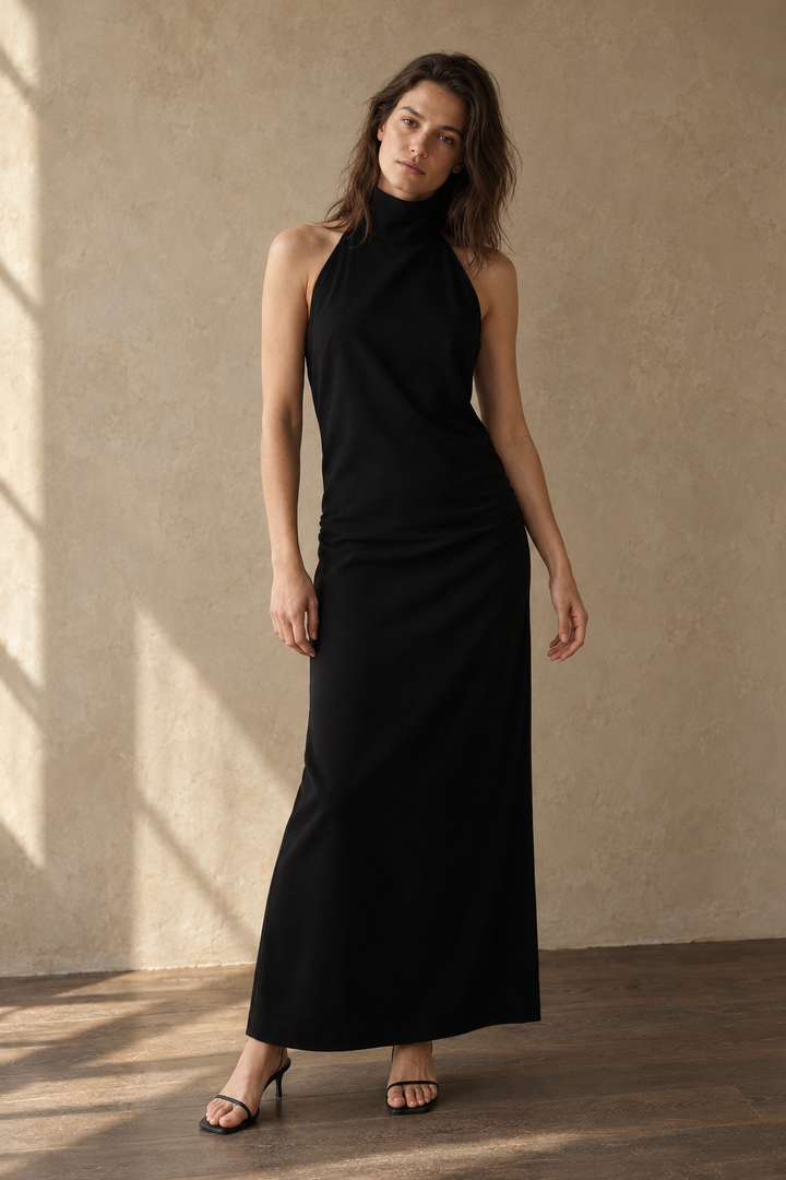 Robe longue noire col halter évasée