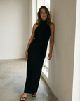 Vestido largo acampanado con cuello halter negro para bodas civiles y veladas elegantes.