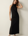 Vestido largo acampanado con cuello halter negro para bodas civiles y veladas elegantes.