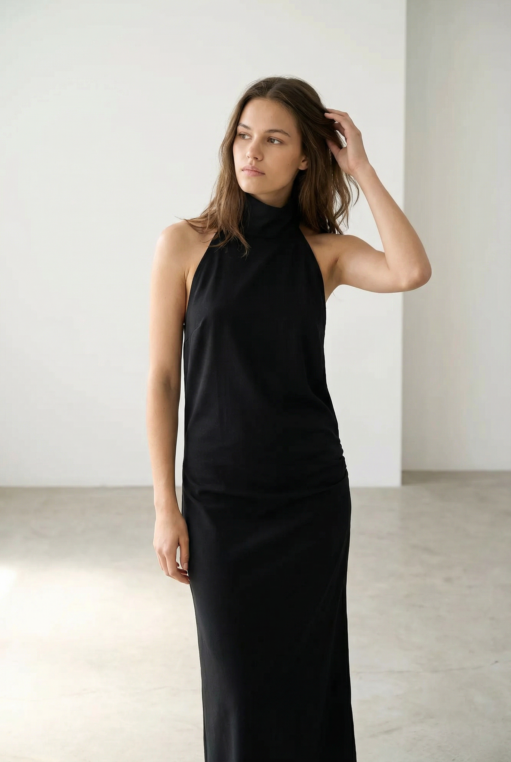 Vestido largo acampanado con cuello halter negro para bodas civiles y veladas elegantes.