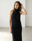 Vestido largo acampanado con cuello halter negro para bodas civiles y veladas elegantes.