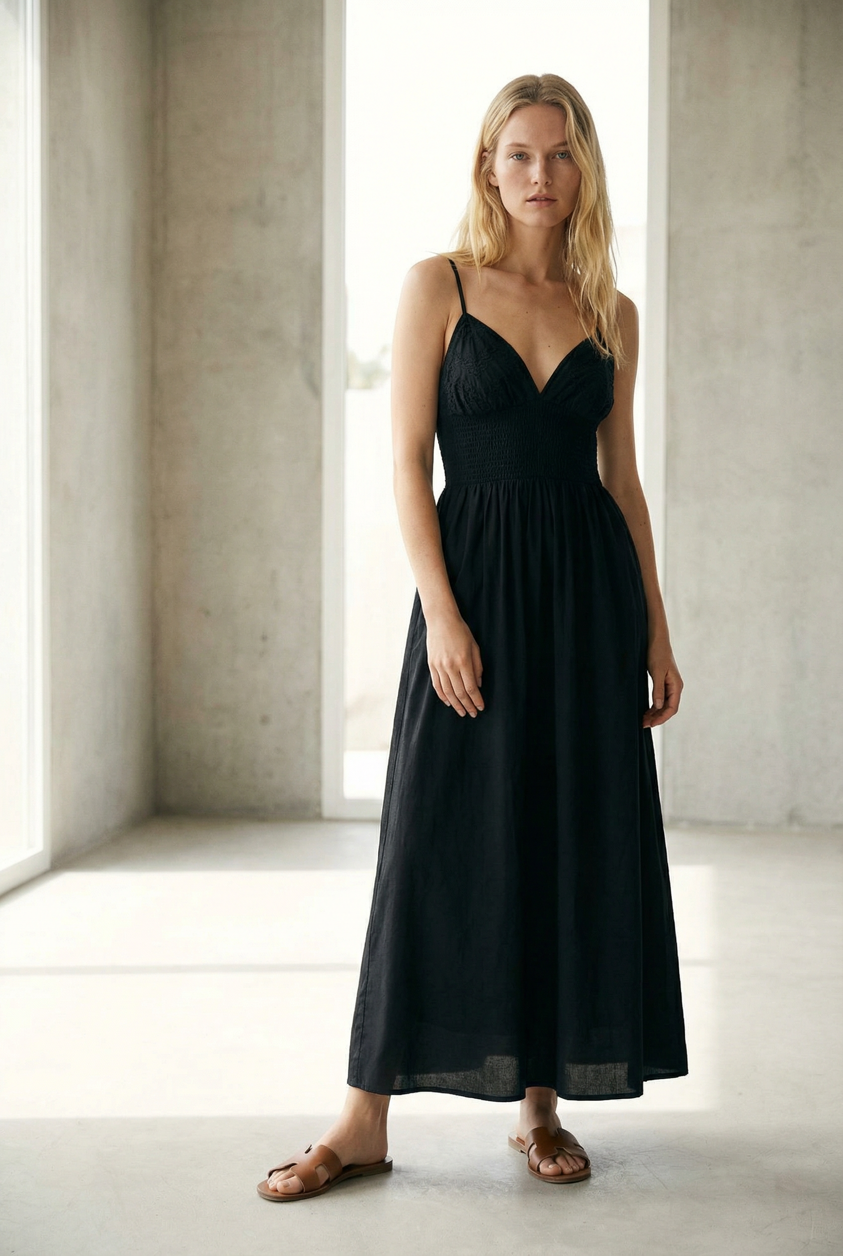 Robe longue noire dos nu fines bretelles