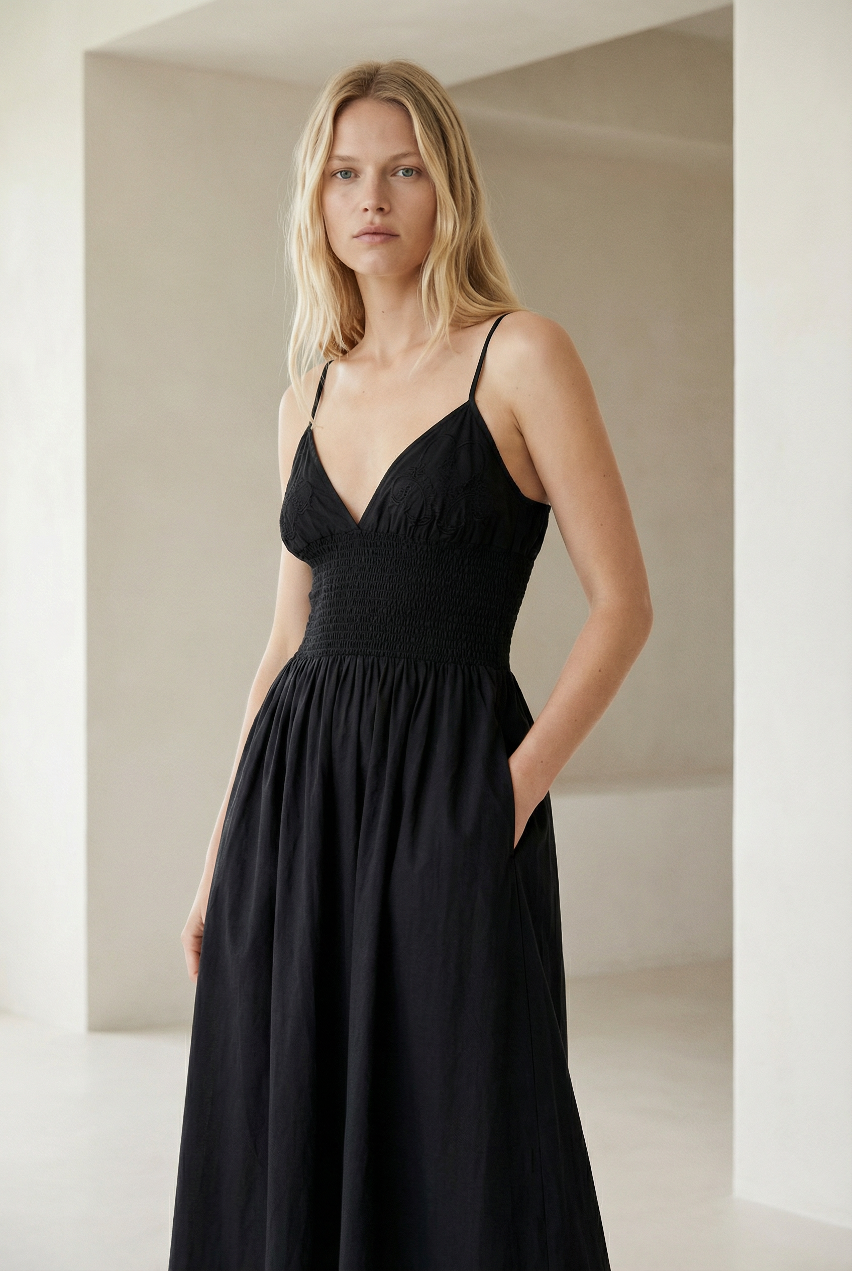 Robe longue noire dos nu fines bretelles
