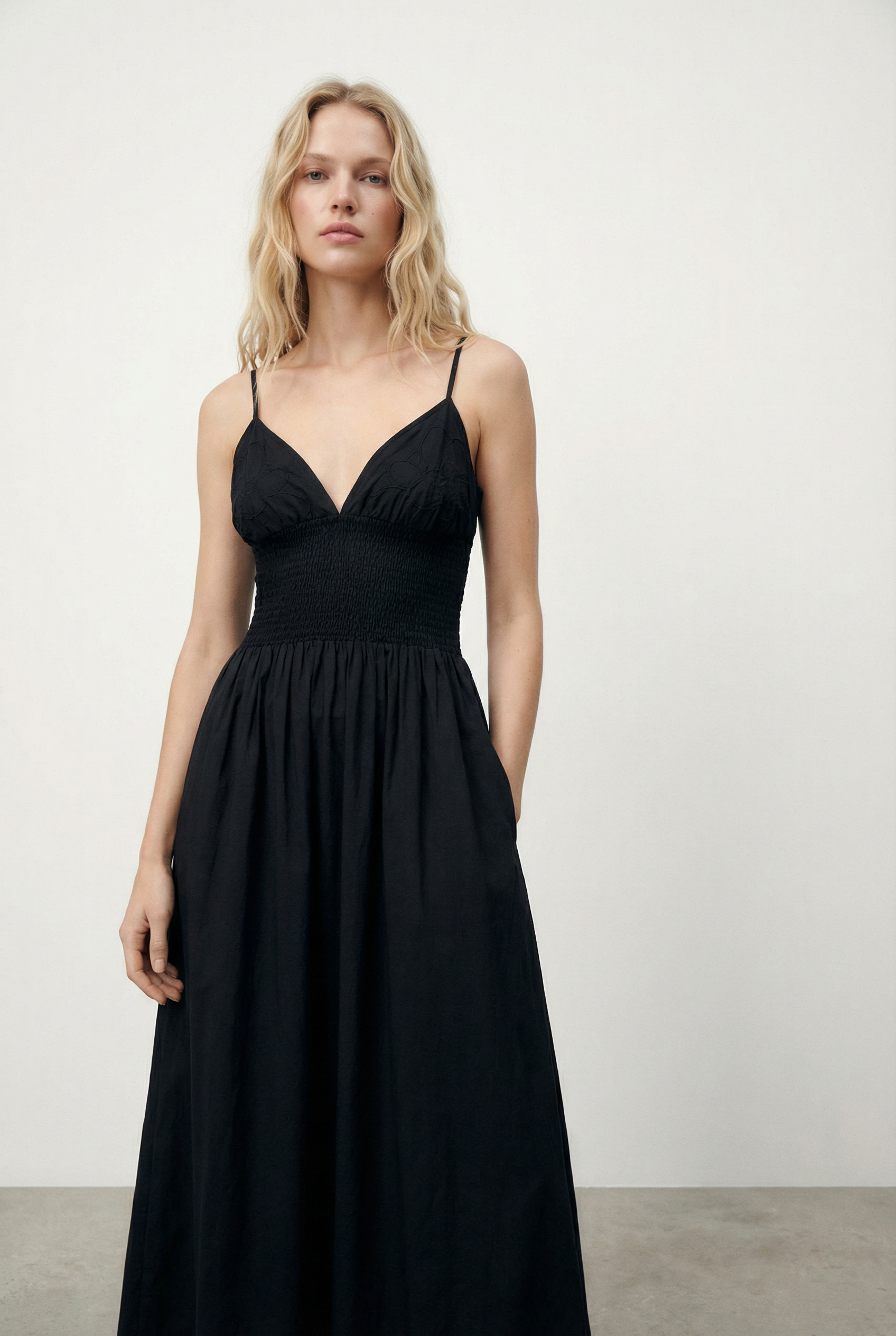 Robe longue noire dos nu fines bretelles