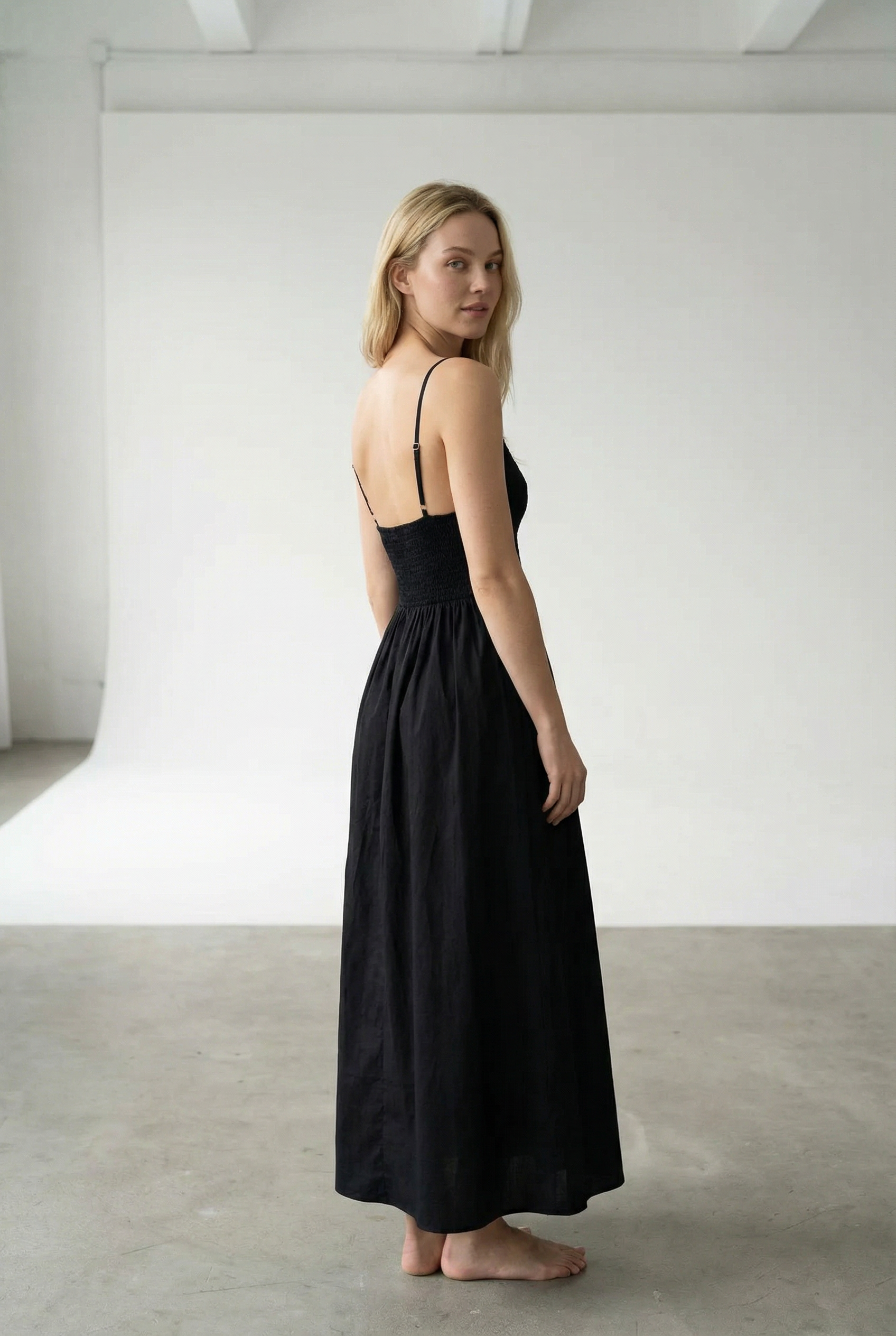 Robe longue noire dos nu fines bretelles