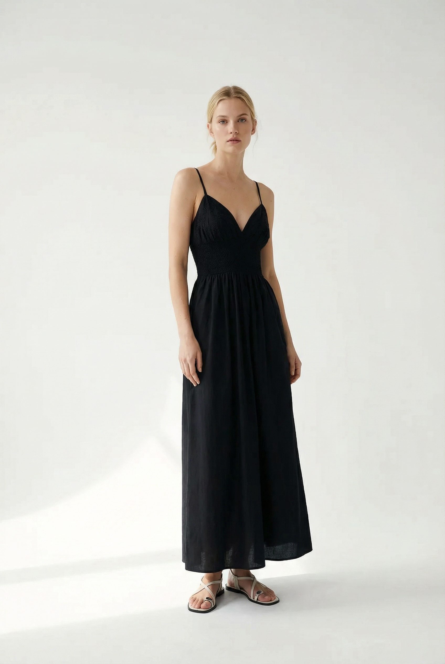 Robe longue noire dos nu fines bretelles