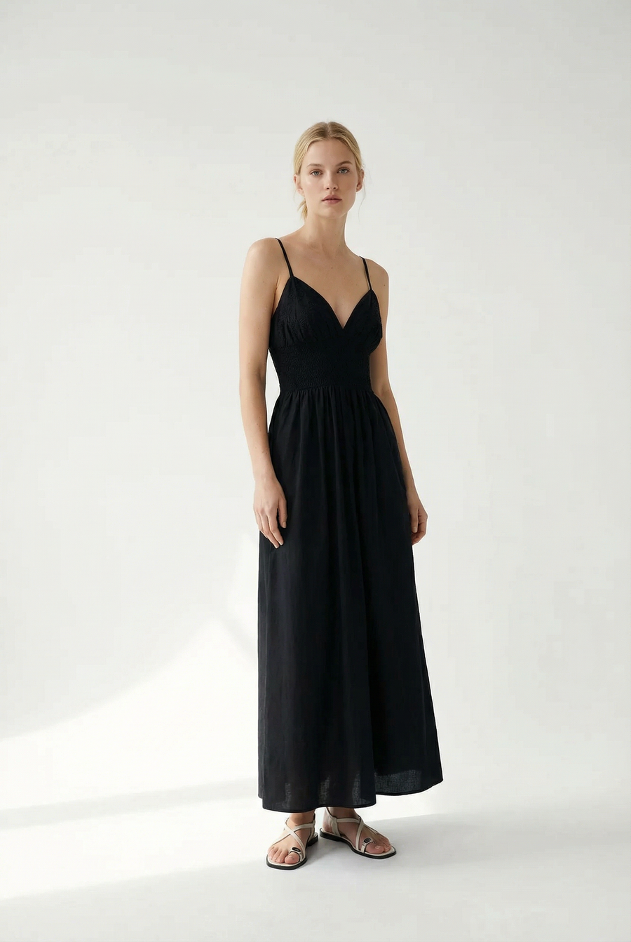 Robe longue noire dos nu fines bretelles
